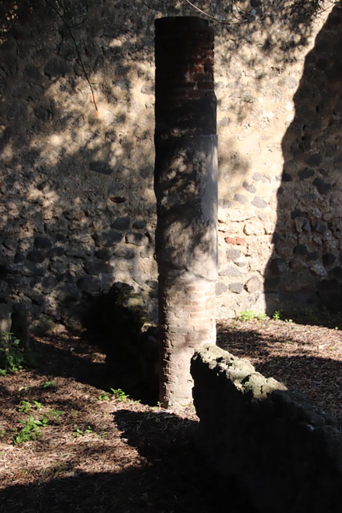 I.12.8 Pompeii. October 2022.
Detail of column on south portico at east end. Photo courtesy of Klaus Heese.