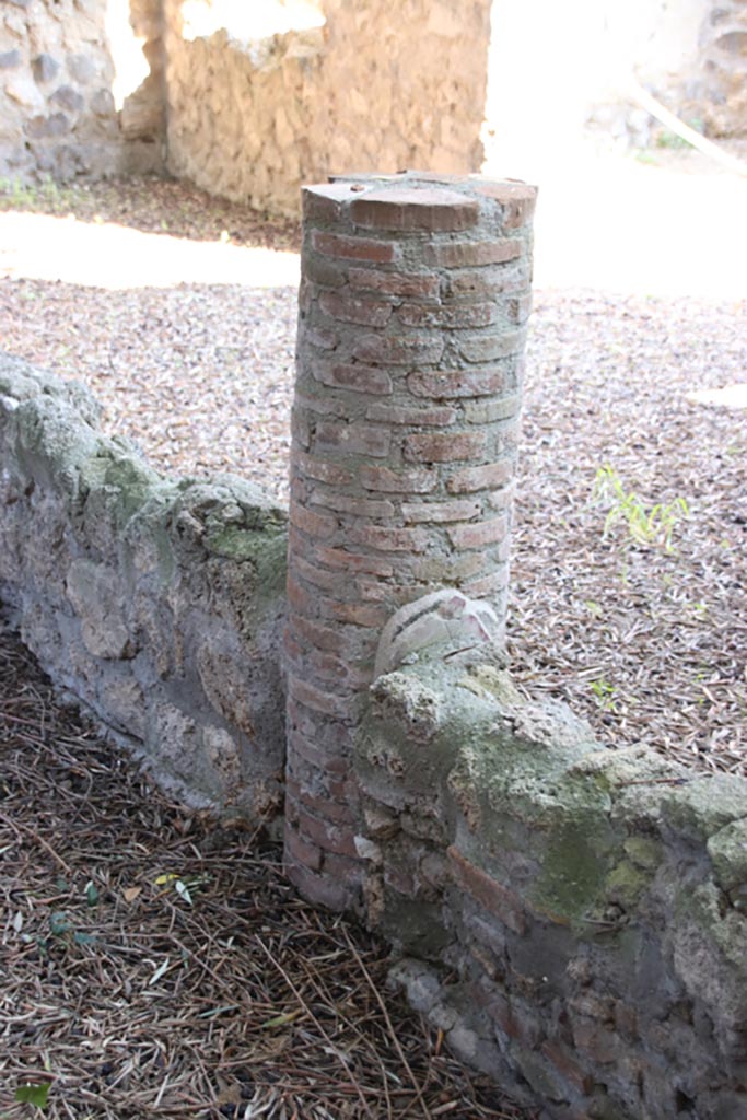 I.12.8 Pompeii. October 2022.
Detail of column on south portico towards centre/west end. Photo courtesy of Klaus Heese.