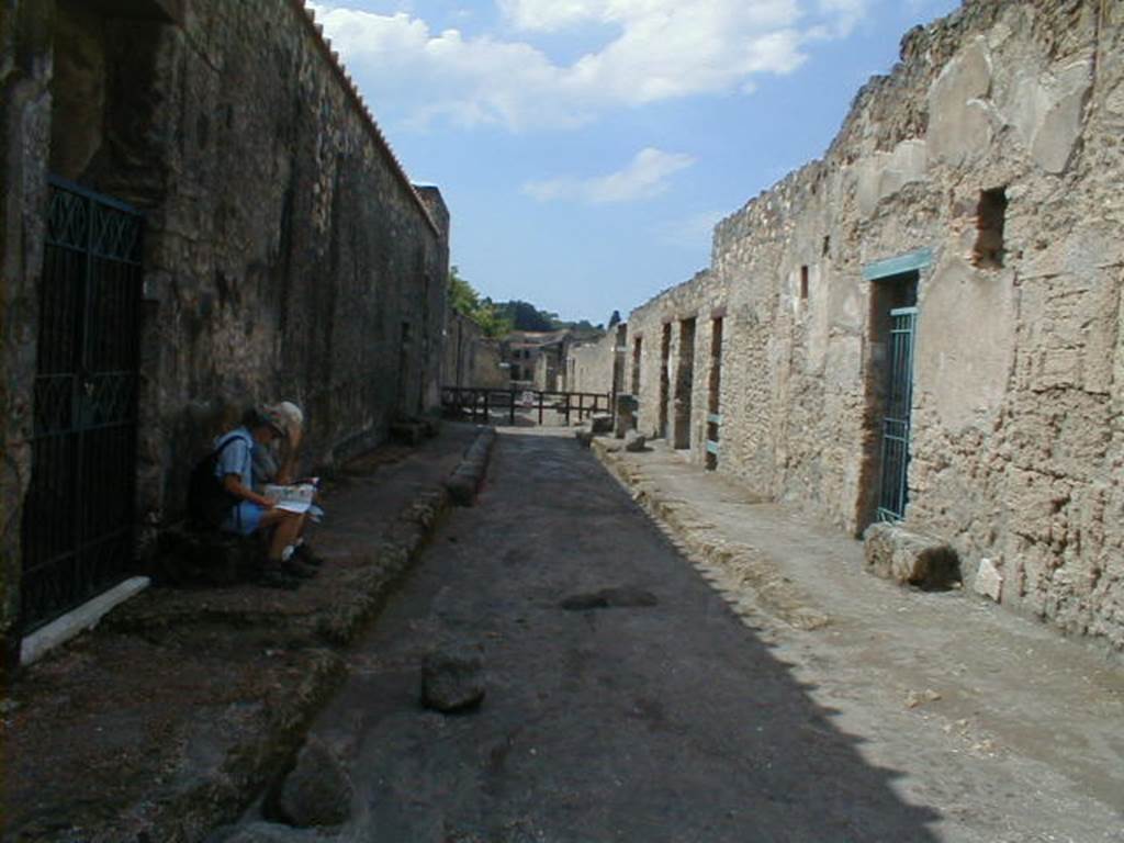 I.15 Pompeii. September 2004. Via di Castricio looking west I.12.8