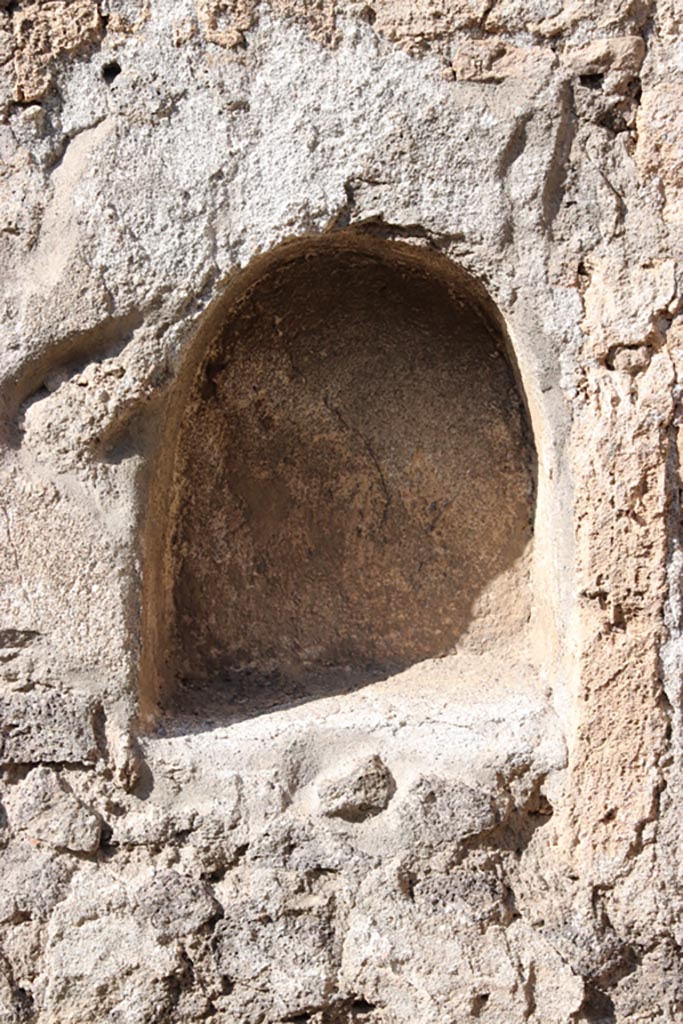 I.12.8 Pompeii. October 2022.
Room 2, detail of niche in north wall. Photo courtesy of Klaus Heese.