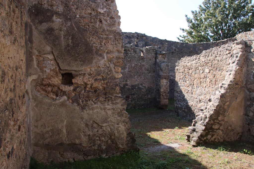 I.12.8 Pompeii. October 2022.
Room 2, looking towards west wall and doorway into room 1, with doorway in north wall to room 5. Photo courtesy of Klaus Heese.