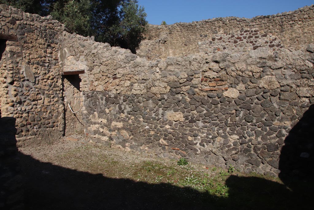 I.12.8 Pompeii. October 2022.
Room 5, looking towards east wall with doorway into room 7, at north end. Photo courtesy of Klaus Heese.
