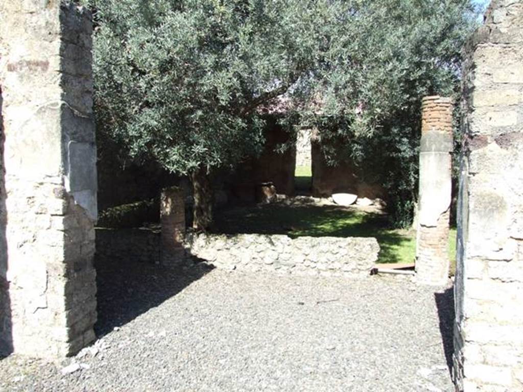 I.12.8 Pompeii. March 2009. Room. 7. Looking north from large doorway to south portico of peristyle garden.