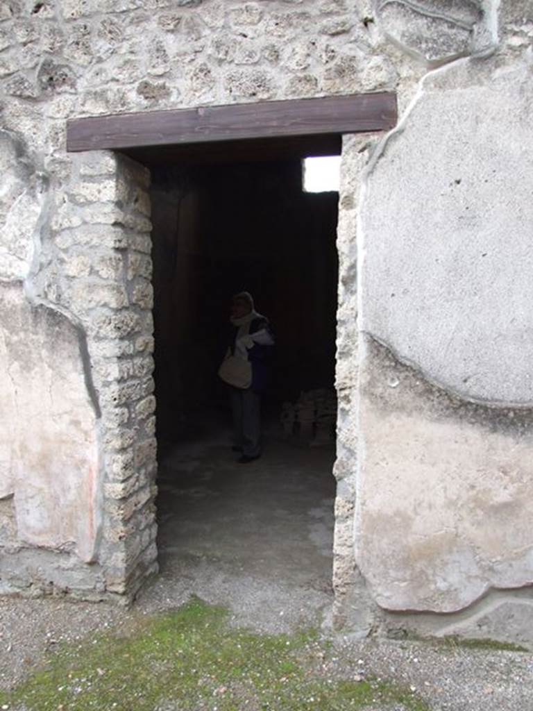 I.12.11 Pompeii. ecember 2007. Doorway to triclinium on the west side of the tablinum area.