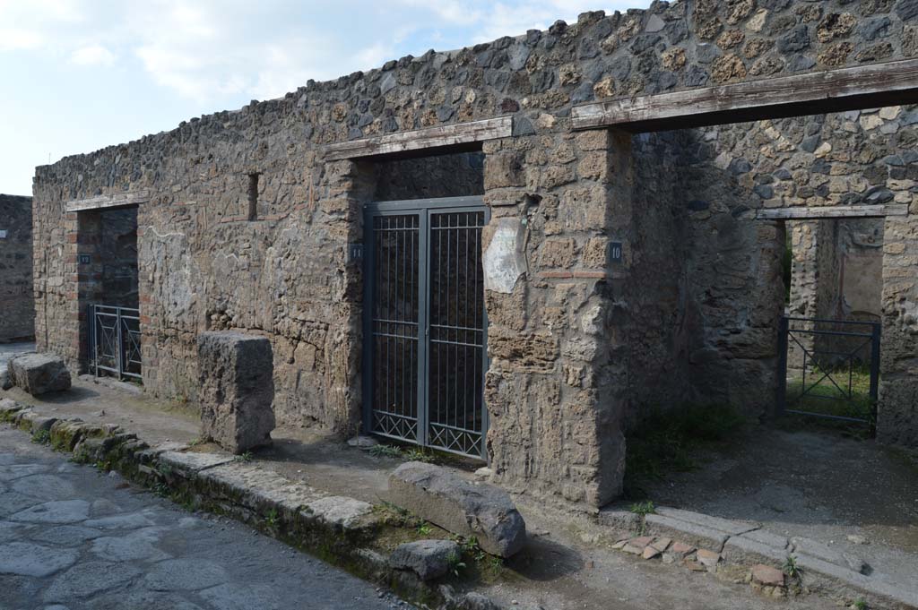I.12.11 Pompeii, in centre. October 2018.
Looking west along north side of Via di Castricio, from I.12.10, on right, I.12.11, in centre, and I.12.12, on left.
Foto Taylor Lauritsen, ERC Grant 681269 DÉCOR.