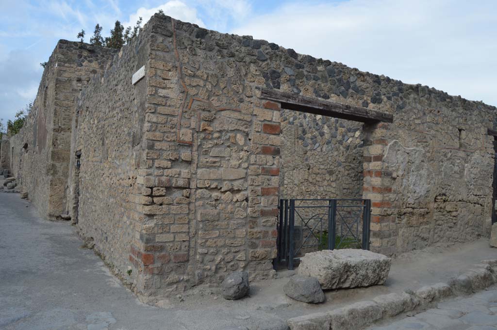 I.12.12 Pompeii. October 2017. Looking north to corner junction of Vicolo della Nave Europa, on left, and Via di Castricio, on right.
Foto Taylor Lauritsen, ERC Grant 681269 DÉCOR.