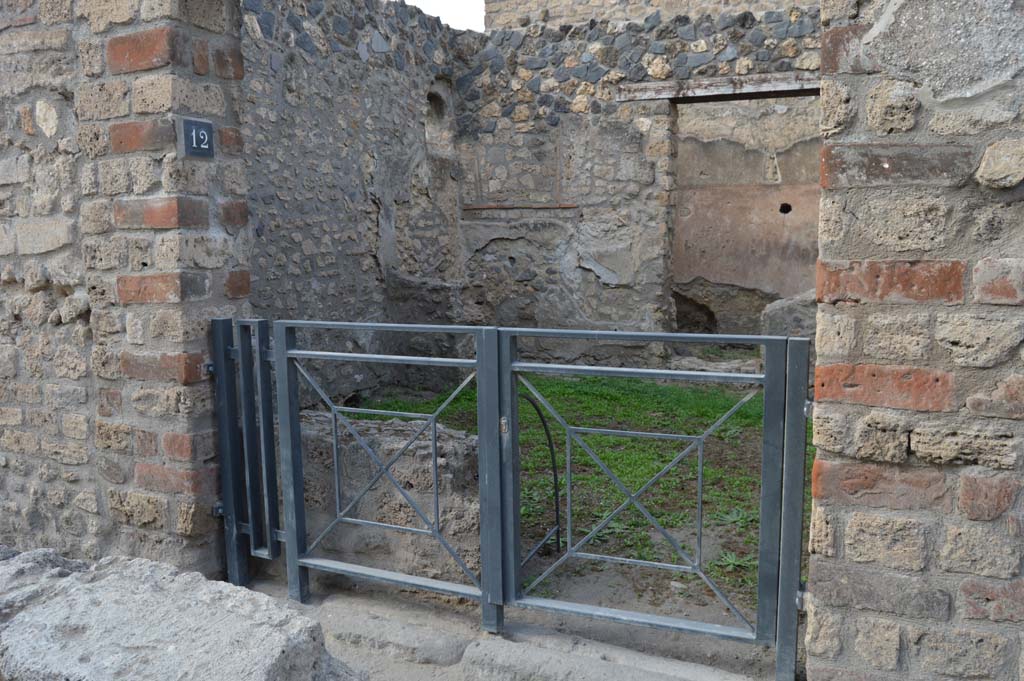 I.12.12 Pompeii. October 2017. Looking north-west through entrance doorway.
Foto Taylor Lauritsen, ERC Grant 681269 DÉCOR.