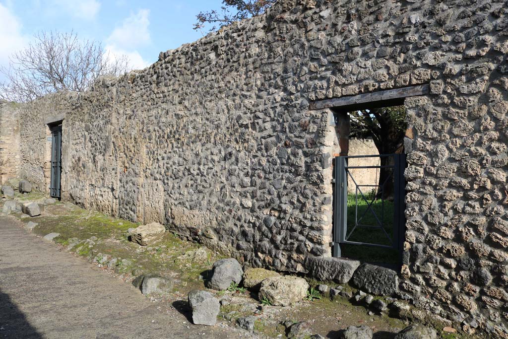 1.12.14 Pompeii, on right. December 2018.
Entrance doorway on east side of Vicolo delle Nave Europa, with doorway to I.12.15, on left. Photo courtesy of Aude Durand.