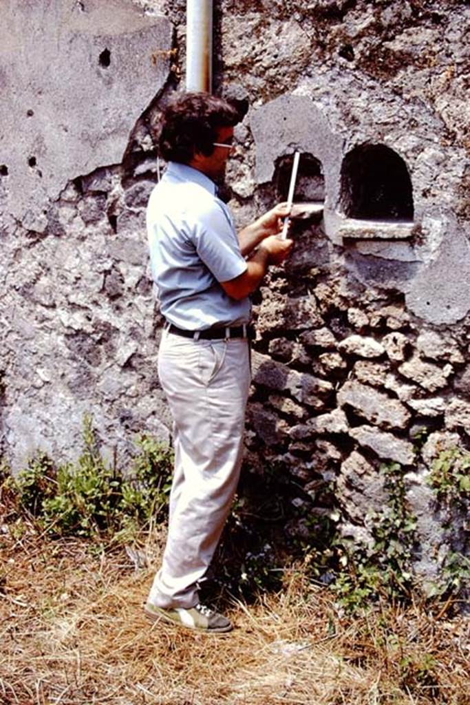 I.12.14 Pompeii. 1972. Measuring of the two niches. Photo by Stanley A. Jashemski.
Source: The Wilhelmina and Stanley A. Jashemski archive in the University of Maryland Library, Special Collections (See collection page) and made available under the Creative Commons Attribution-Non Commercial License v.4. See Licence and use details. J72f0240