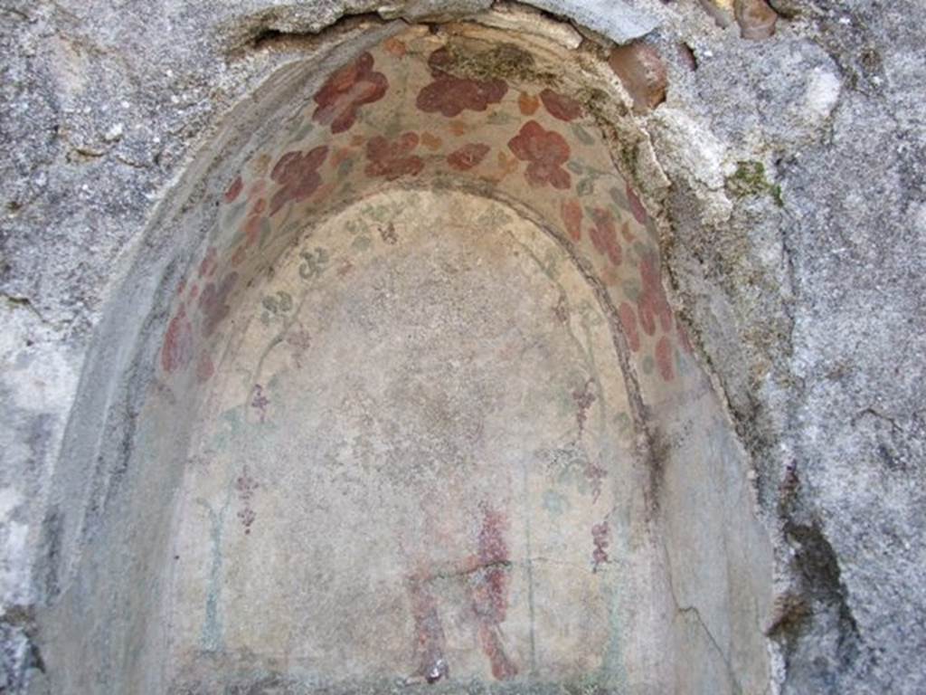 I.12.16 Pompeii. March 2009. Room 1. Atrium. South wall. Top of niche decorated with red and yellow flowers.