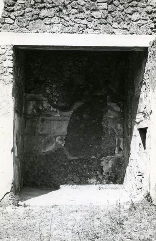 I.13.2 Pompeii. 1974. Domus of Sutoria Primigenia, left ala, left N wall. Photo courtesy of Anne Laidlaw.
American Academy in Rome, Photographic Archive. Laidlaw collection _P_74_3_3.