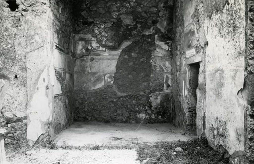 I.13.2 Pompeii. 1974. Domus of Sutoria Primigenia, left ala, overall view looking east.
Photo courtesy of Anne Laidlaw.
American Academy in Rome, Photographic Archive. Laidlaw collection _P_74_1_6.