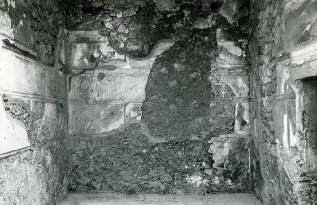 I.13.2 Pompeii. 1974. Domus of Sutoria Primigenia, left ala, E wall. Photo courtesy of Anne Laidlaw.
American Academy in Rome, Photographic Archive. Laidlaw collection _P_74_1_8.