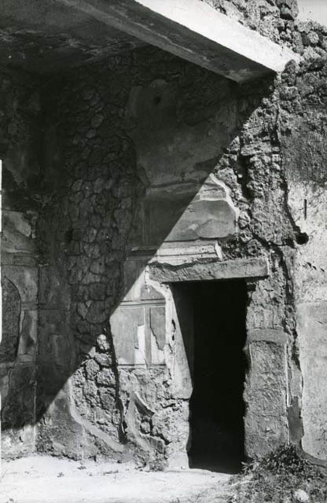 I.13.2 Pompeii. 1974. Domus of Sutoria Primigenia, left ala, right S wall. Photo courtesy of Anne Laidlaw.
American Academy in Rome, Photographic Archive. Laidlaw collection _P_74_3_8.