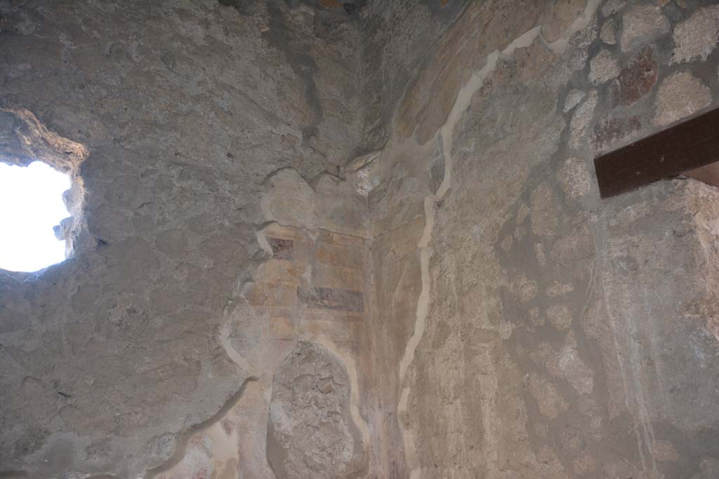 I.13.2 Pompeii. October 2019.
East wall with window from I.13.3, south-east corner and south wall with doorway to oecus, on right.
Foto Annette Haug, ERC Grant 681269 DÉCOR.