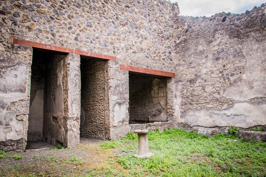 I.13.2 Pompeii. July 2018.
South-west corner of atrium, with doorway to closed tablinum, on left, corridor to garden, centre, and window of triclinium, on right.
Photo courtesy of Johannes Eber.