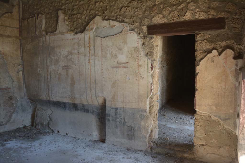 I.13.2 Pompeii. October 2019. Looking north along east wall of triclinium, with doorway to corridor.
Foto Annette Haug, ERC Grant 681269 DÉCOR.