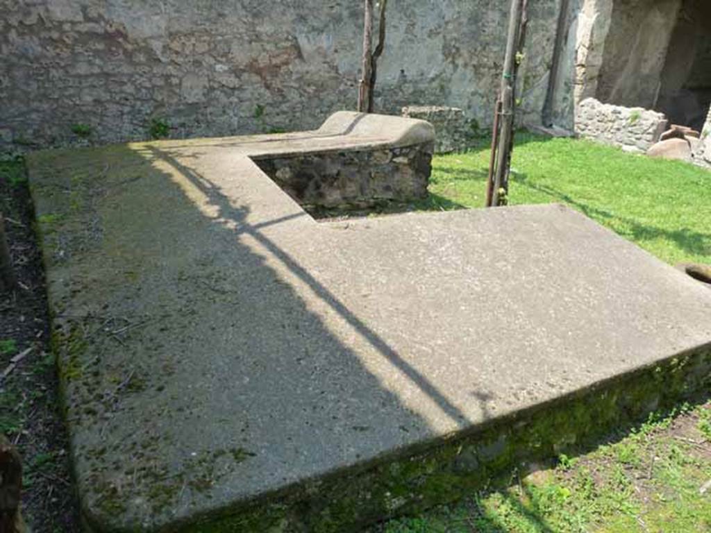 I.13.2 Pompeii. May 2010. Summer triclinium. Looking west.