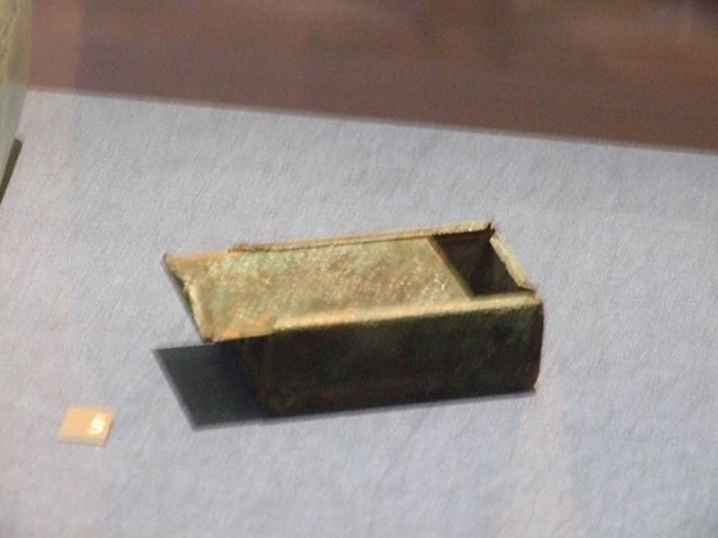I.13.2 Pompeii. Bronze medicament box. SAP 11540. Photographed at “A Day in Pompeii” exhibition at Melbourne Museum. September 2009.