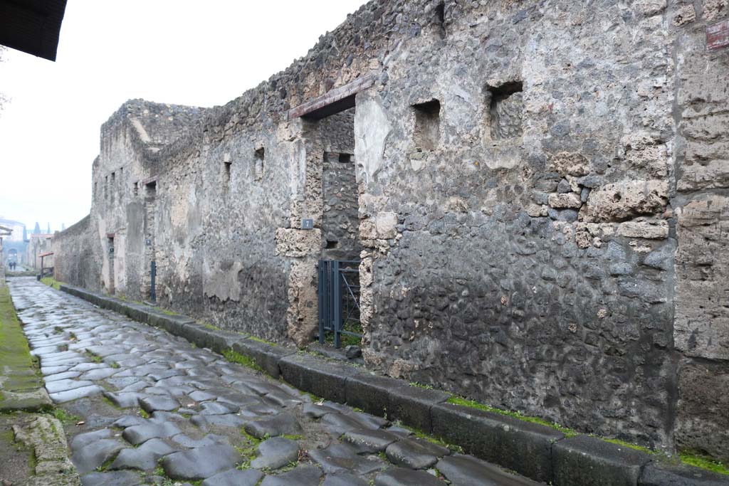 I.13.7 Pompeii. December 2018.
Looking south along west side of Via di Nocera, towards entrance doorway, in centre. Photo courtesy of Aude Durand.