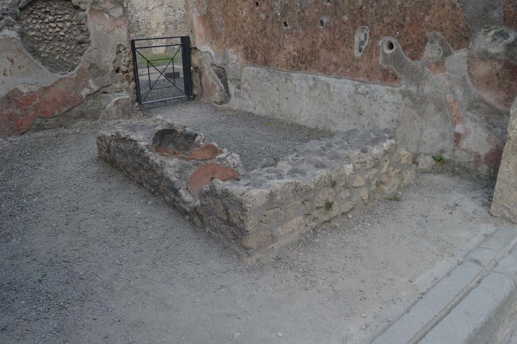 I.13.13 Pompeii. October 2017.
Looking north-east across counter towards doorway in north wall leading into atrium of I.13.12.
Foto Taylor Lauritsen, ERC Grant 681269 DÉCOR.