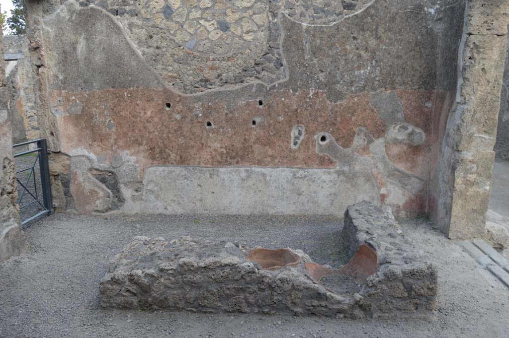 I.13.13 Pompeii. October 2017. Looking towards the east wall, and remains of counter.
Foto Taylor Lauritsen, ERC Grant 681269 DÉCOR.