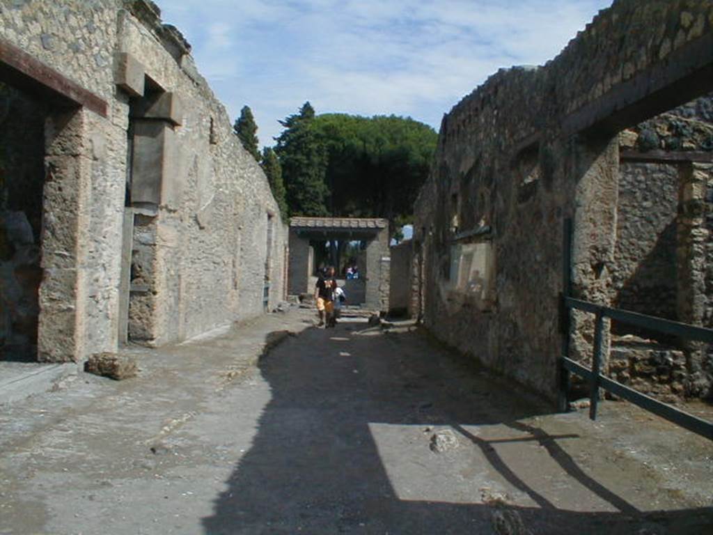 I.13.13 Pompeii. September 2004. Via di Castricio looking east. I.14