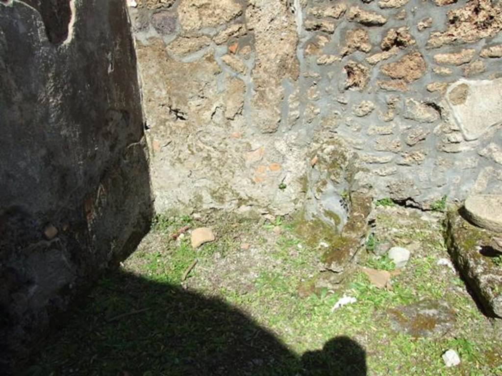 I.13.15 Pompeii. March 2009. North west corner of central courtyard, with curved remains against north wall.