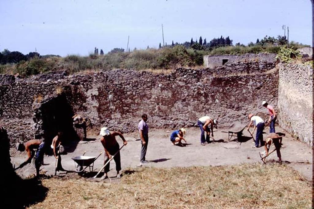 I.14.2 Pompeii. 1972. Looking west across garden area, during excavations. Photo by Stanley A. Jashemski.
Source: The Wilhelmina and Stanley A. Jashemski archive in the University of Maryland Library, Special Collections (See collection page) and made available under the Creative Commons Attribution-Non Commercial License v.4. See Licence and use details. J72f0183