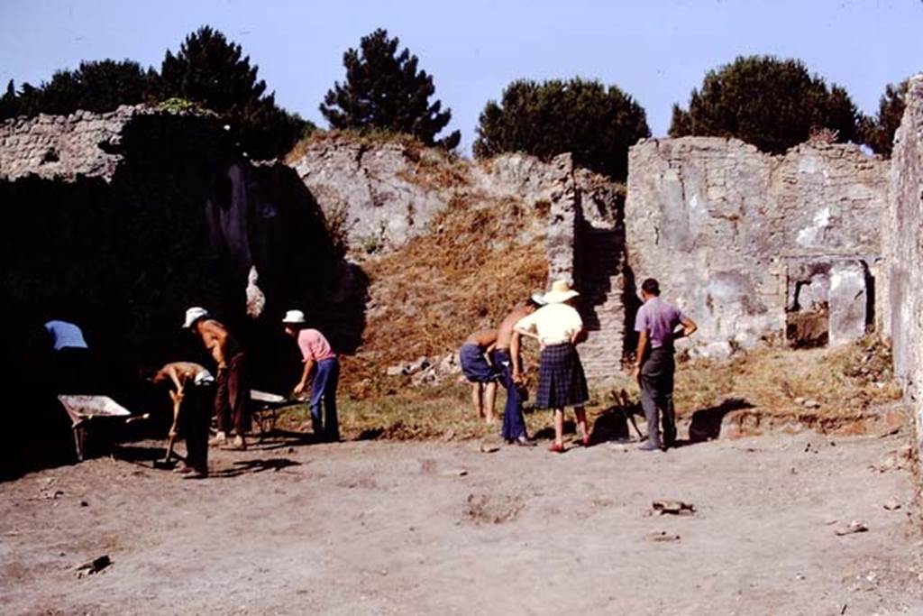 I.14.2 Pompeii. 1972. Looking east across garden area, during excavations. Photo by Stanley A. Jashemski.
Source: The Wilhelmina and Stanley A. Jashemski archive in the University of Maryland Library, Special Collections (See collection page) and made available under the Creative Commons Attribution-Non Commercial License v.4. See Licence and use details. J72f0192