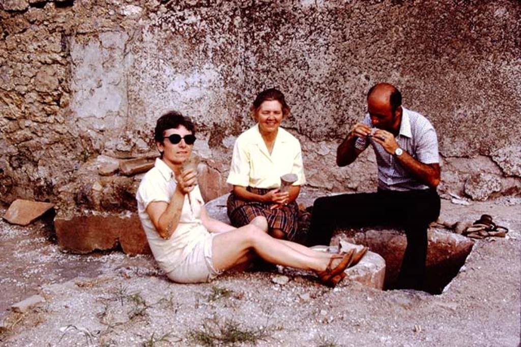 I.14.2 Pompeii. 1972. Looking south across triclinium, with Wilhelmina and two of her graduate students. Against the south wall, on the left, the rectangular table can be seen. Photo by Stanley A. Jashemski.
Source: The Wilhelmina and Stanley A. Jashemski archive in the University of Maryland Library, Special Collections (See collection page) and made available under the Creative Commons Attribution-Non Commercial License v.4. See Licence and use details. J72f0341