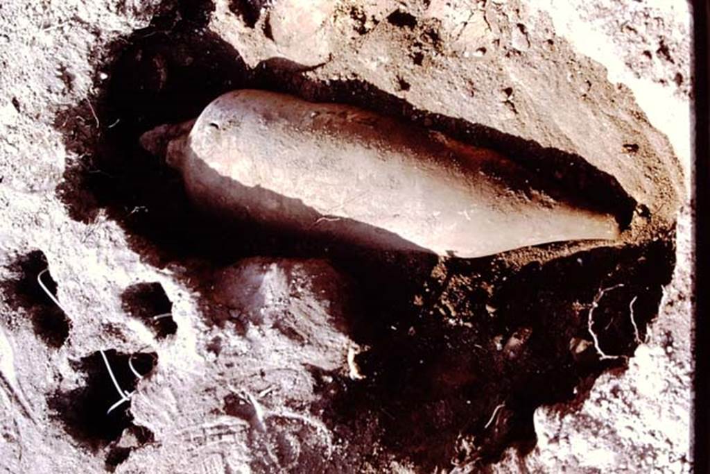 I.14.2 Pompeii. 1972. Amphora slowly being exposed. Photo by Stanley A. Jashemski.
Source: The Wilhelmina and Stanley A. Jashemski archive in the University of Maryland Library, Special Collections (See collection page) and made available under the Creative Commons Attribution-Non Commercial License v.4. See Licence and use details. J72f0482