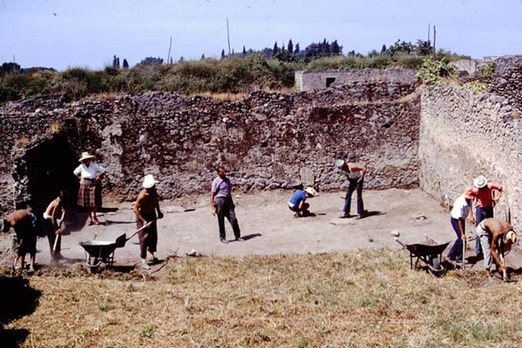 I.14.2 Pompeii. 1972. Looking west across garden area, during excavations. Photo by Stanley A. Jashemski.
Source: The Wilhelmina and Stanley A. Jashemski archive in the University of Maryland Library, Special Collections (See collection page) and made available under the Creative Commons Attribution-Non Commercial License v.4. See Licence and use details. J72f0182