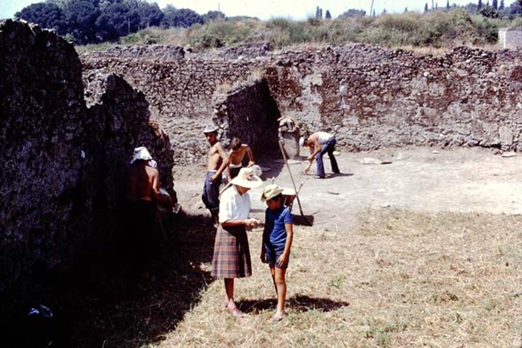 I.14.2 Pompeii. 1972. Looking west across garden area, during excavations. Photo by Stanley A. Jashemski.
Source: The Wilhelmina and Stanley A. Jashemski archive in the University of Maryland Library, Special Collections (See collection page) and made available under the Creative Commons Attribution-Non Commercial License v.4. See Licence and use details. J72f0184
