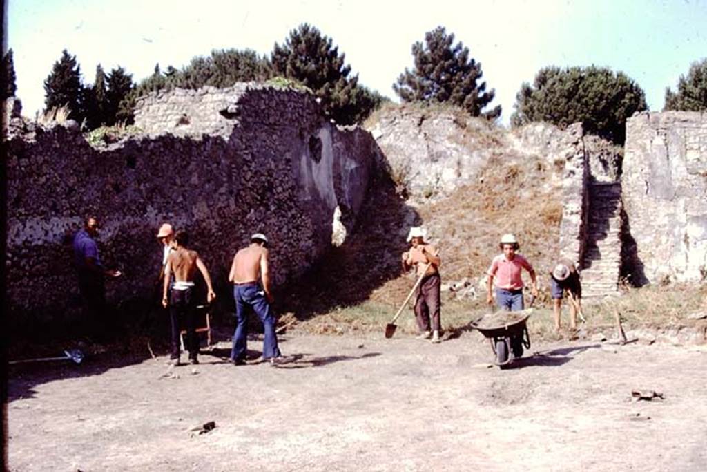 I.14.2 Pompeii.1972. Looking north-east across garden area with stairs leading to the upper floor rooms. Photo by Stanley A. Jashemski.
Source: The Wilhelmina and Stanley A. Jashemski archive in the University of Maryland Library, Special Collections (See collection page) and made available under the Creative Commons Attribution-Non Commercial License v.4. See Licence and use details. J72f0191