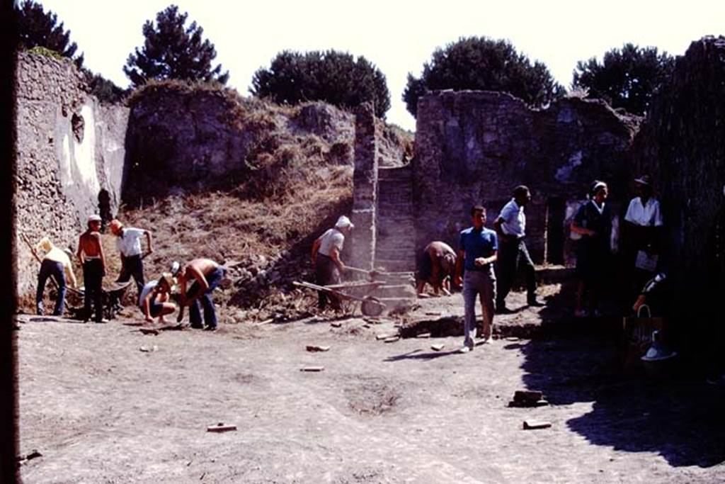 I.14.2 Pompeii. 1972. Looking east across garden area towards triclinium, on right. Photo by Stanley A. Jashemski.
Source: The Wilhelmina and Stanley A. Jashemski archive in the University of Maryland Library, Special Collections (See collection page) and made available under the Creative Commons Attribution-Non Commercial License v.4. See Licence and use details. J72f0200