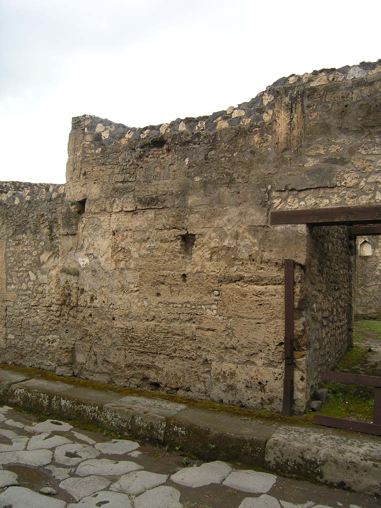 I.14.2 Pompeii. July 2008.
Looking towards front façade on south side of entrance doorway on Via di Nocera.
Photo courtesy of Guilhem Chapelin.