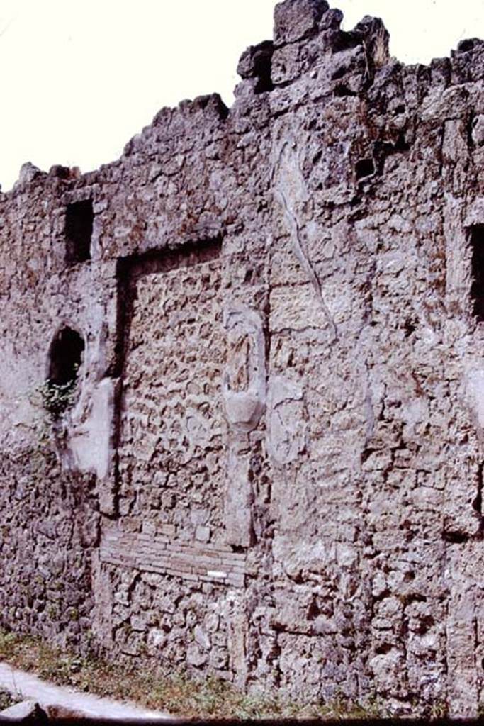 I.14.3 Pompeii. 1972.
Detail of front facade on south side of entrance doorway on Via di Nocera.
Photo by Stanley A. Jashemski.
Source: The Wilhelmina and Stanley A. Jashemski archive in the University of Maryland Library, Special Collections (See collection page) and made available under the Creative Commons Attribution-Non Commercial License v.4. See Licence and use details.
J72f0396