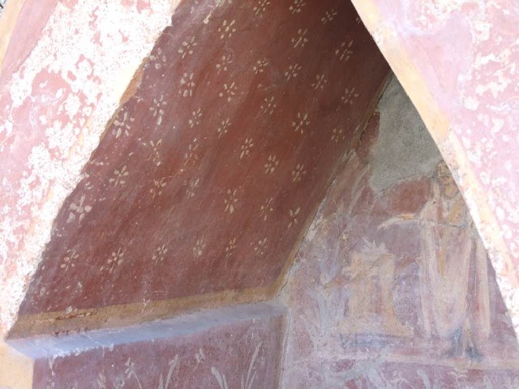 I.14.7 Pompeii. March 2009. Painted decoration on the east side of the upper Lararium niche.