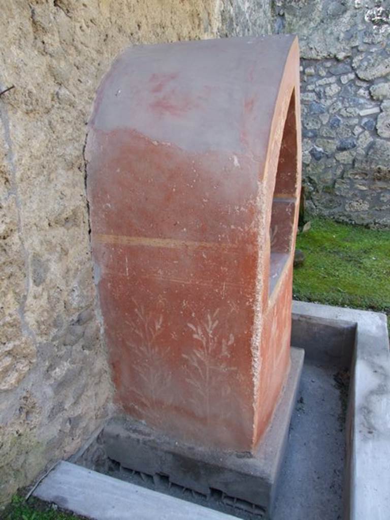 I.14.7 Pompeii. March 2009. East outer side of the Lararium.