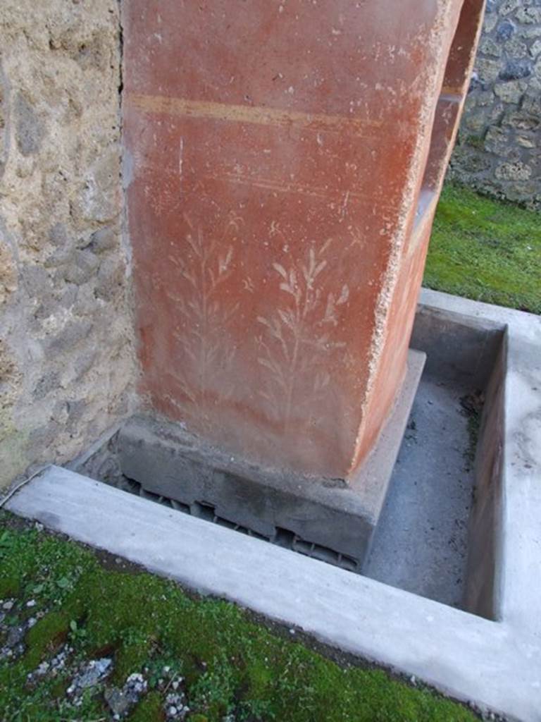 I.14.7 Pompeii. March 2009. Detail of the painted plants on the east outer side of the Lararium.