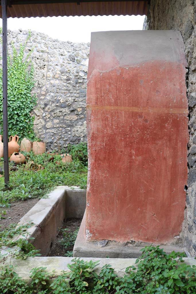 I.14.7 Pompeii. December 2018.
West outer side of the lararium, with faded painted plants. Photo courtesy of Aude Durand.