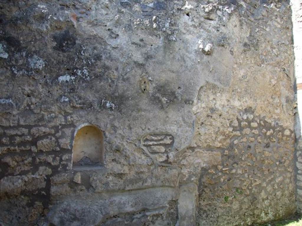 I.14.7 Pompeii. March 2009. Windowed triclinium, west wall, with arched niche.
