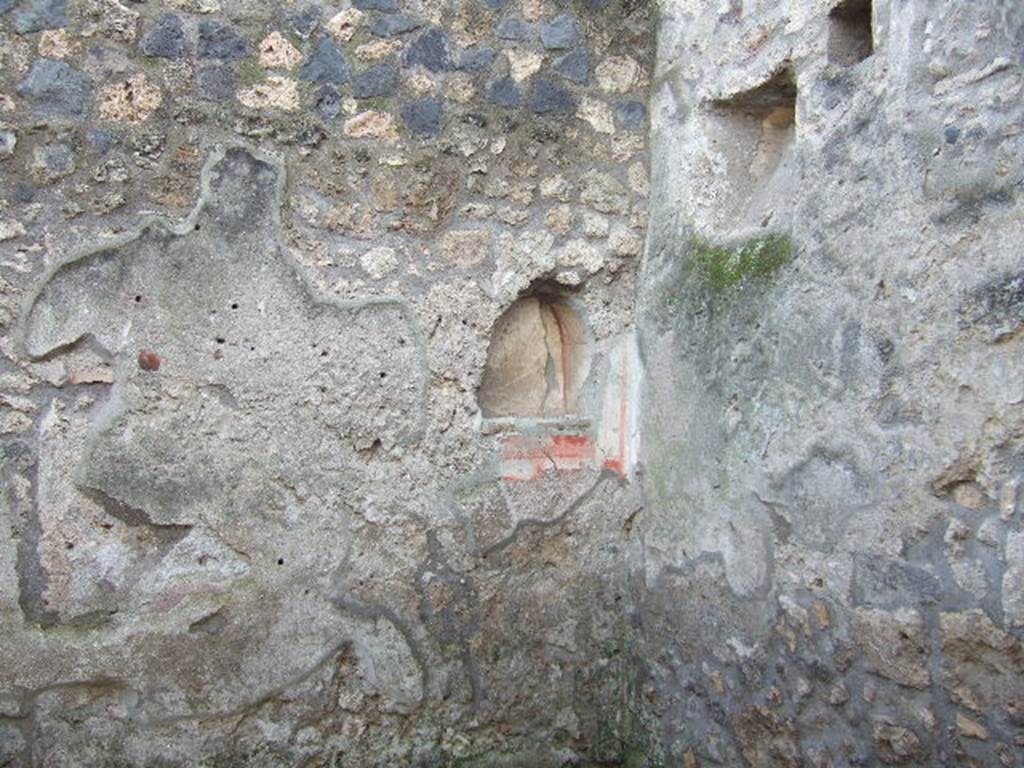 I.14.8 Pompeii. December 2005. Niche in south-west corner. According to PPP, this was a decayed white niche with a red border on the south wall at its west end. See Bragantini, de Vos, Badoni, 1981. Pitture e Pavimenti di Pompei, Parte 1. Rome: ICCD. (p.192)