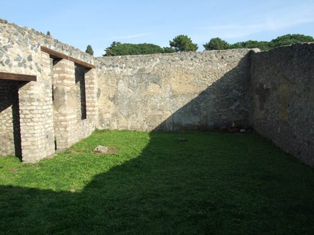 I.14.9 Pompeii. Hospitium. December 2007. East wall.