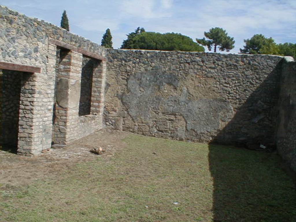 I.14.9 Pompeii. Hospitium. September 2004. East wall.