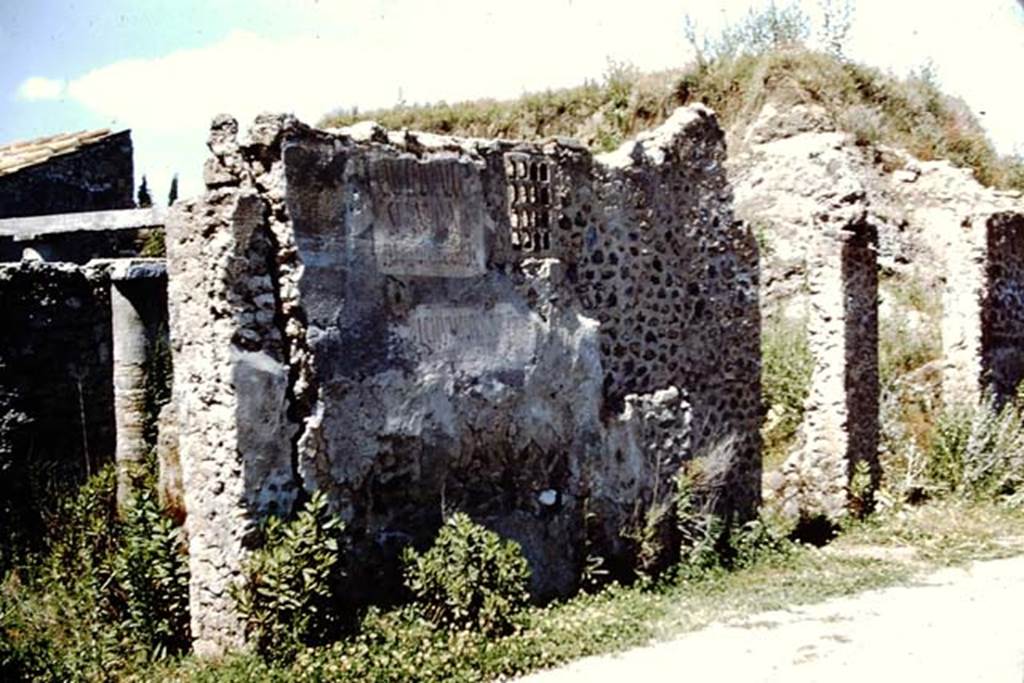 I.14.11 Pompeii. 1961. Entrance doorway left with inscriptions left and beneath of terracotta window, with doorway to I.14.12 and 13 on right. Photo by Stanley A. Jashemski.
Source: The Wilhelmina and Stanley A. Jashemski archive in the University of Maryland Library, Special Collections (See collection page) and made available under the Creative Commons Attribution-Non Commercial License v.4. See Licence and use details.
J61f0479