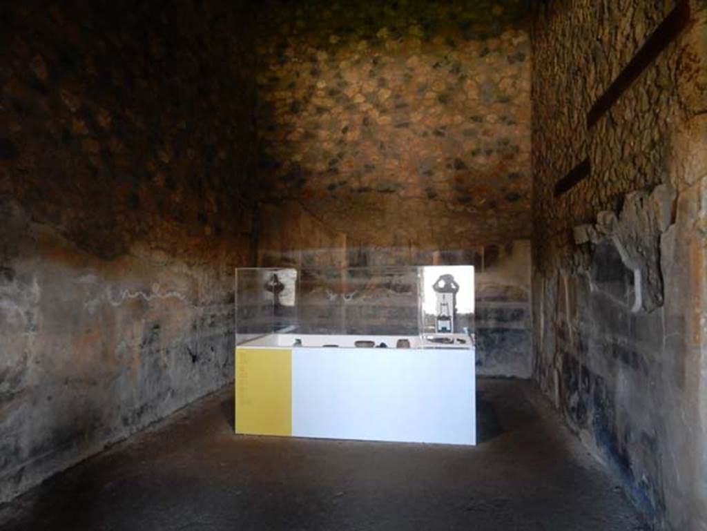 I.14.12, Pompeii. May 2018. Room 13, a large triclinium, looking east to display of items found.
Photo courtesy of Buzz Ferebee