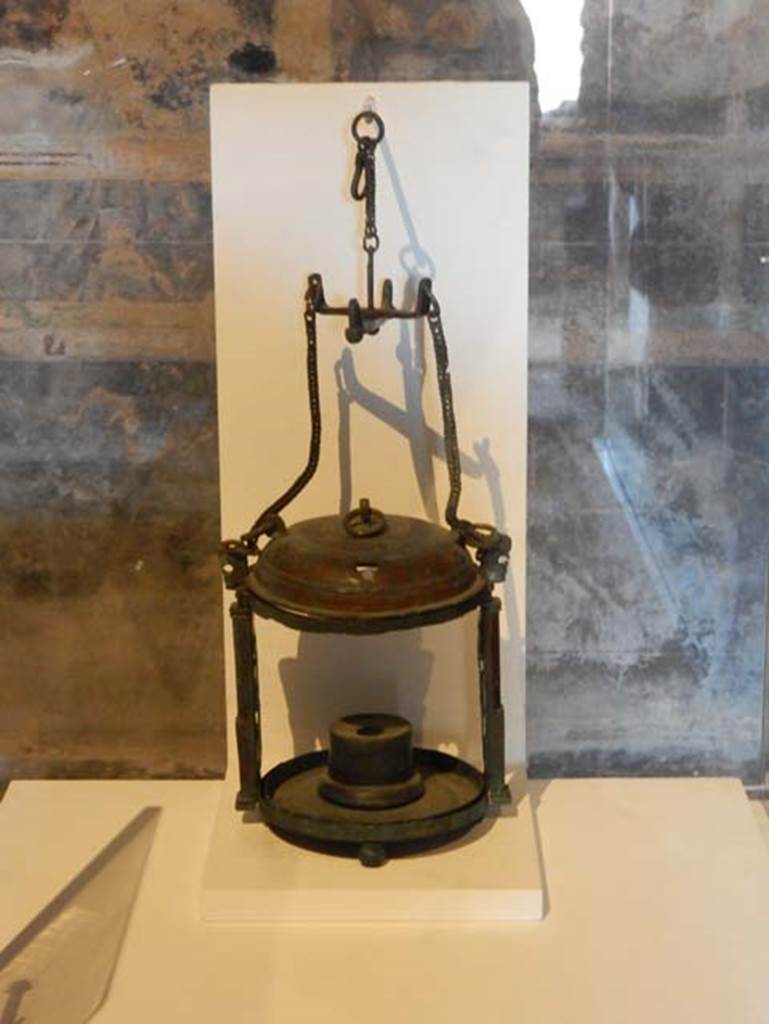 I.14.12, Pompeii. May 2018. Room 13, bronze lamp on display. Bronze lantern (Lanterna in bronzo), inv. no. 43468. Photo courtesy of Buzz Ferebee