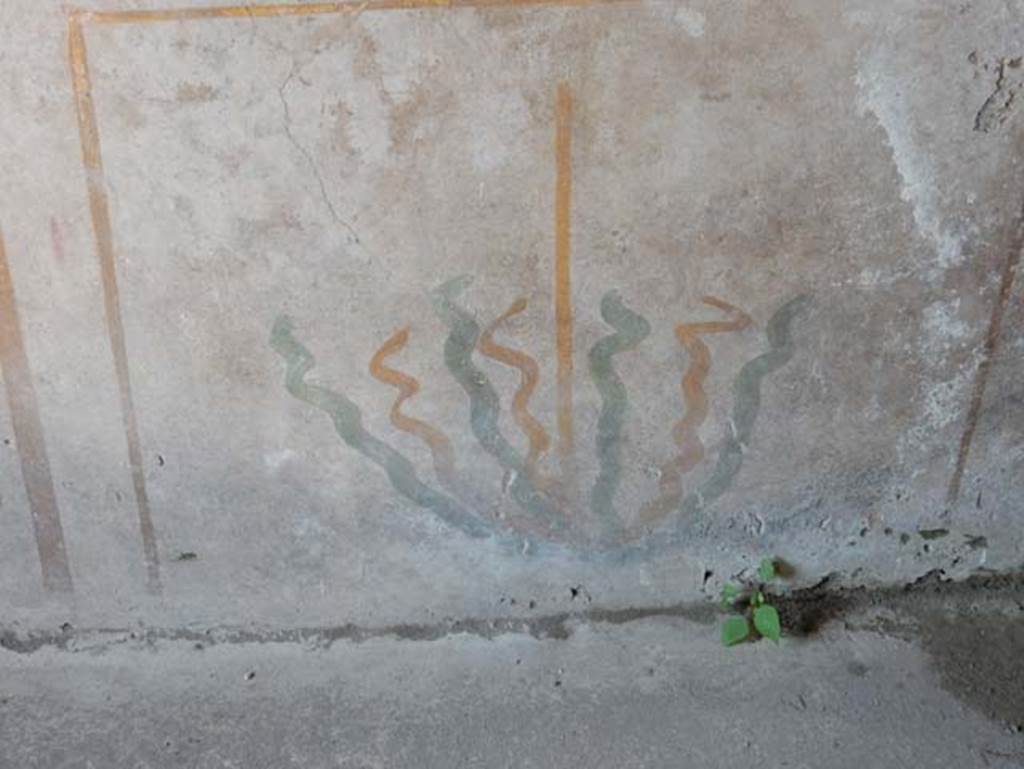 I.14.12, Pompeii. May 2018. Room 2, painted stylised plants on zoccolo of north wall.
Photo courtesy of Buzz Ferebee